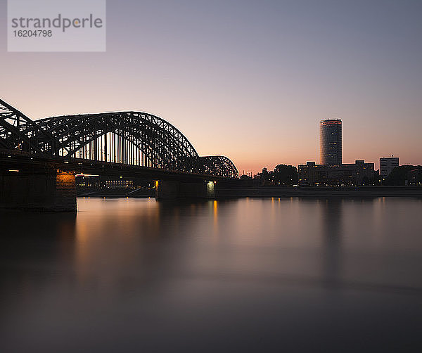Silhouettenansicht der Hohenzollernbrücke über den Rhein in der Abenddämmerung  Köln  Deutschland