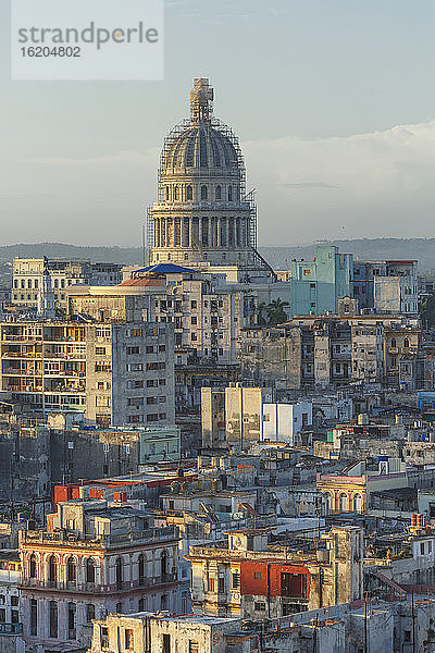 Stadtbild von Alt-Havanna und Kapitol-Gebäude aus hohem Winkel  Havanna  Kuba