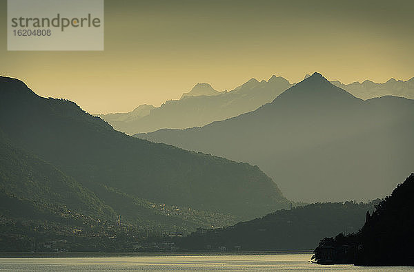 Sonnenaufgang über silhouettierten Bergen  Comer See  Italien