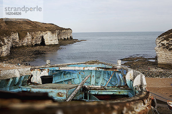 Fischerboot und Küstenlinie  Flamborough Head  UK