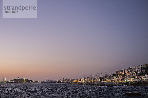 Blick auf die Uferpromenade von Naxos-Stadt in der Abenddämmerung  Insel Naxos  Griechenland