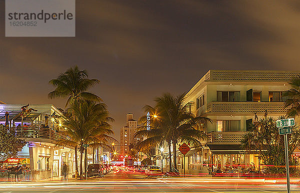 Pastellfarbene Gebäude am Ocean Drive  im berühmten Art-Déco-Viertel in South Beach  in der Abenddämmerung  Miami Beach  Florida  USA
