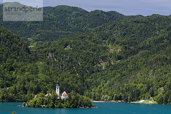 Blick auf den Bleder See und die Wallfahrtskirche Mariä Himmelfahrt  Slowenien