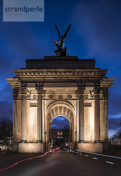 Außenansicht des Wellington Arch bei Nacht  London  England  UK
