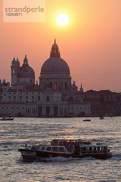 Vaporetto auf dem Canal Grande bei Sonnenuntergang  Basilica di Santa Maria della Salute im Hintergrund  Venedig  Italien
