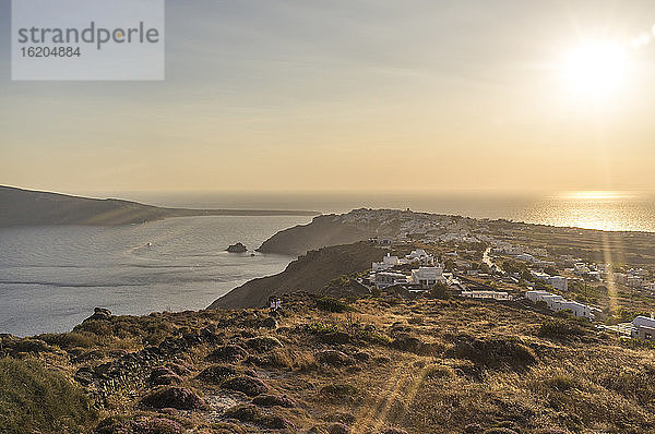 Blick auf Land und Meer bei Sonnenuntergang  Oia  Santorin  Griechenland