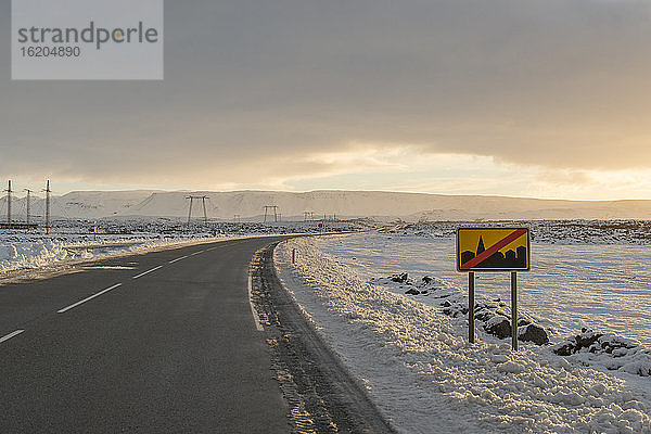 Straßenschild auf einer Landstraße im Winter  Reykjanes  Südisland