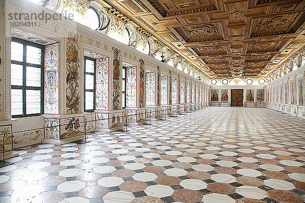 Marmorfliesenboden im Schloss Ambras  Innsbruck  Österreich