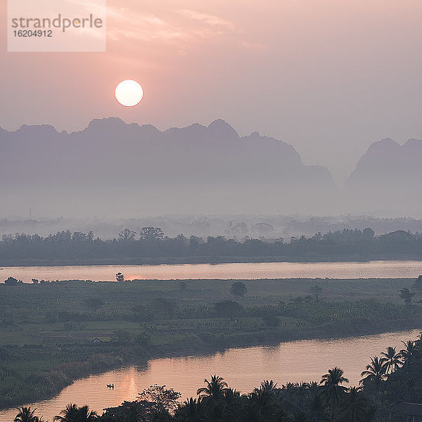 Blick auf Hpa An bei Sonnenuntergang  Bundesstaat Kayin. Myanmar  Asien