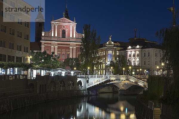 Franziskanerkirche Mariä Verkündigung und Dreifachbrücke über den Fluss Ljubljanica bei Nacht  Ljubljana  Gemeinde Brezovica  Slowenien