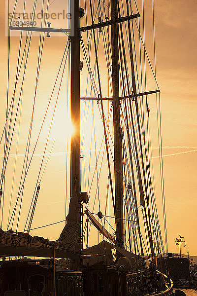 Segelboot im Hafen von St. Tropez bei Sonnenuntergang  Provence  Frankreich