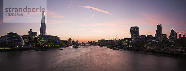 Panoramablick von der Tower Bridge auf die Themse in der Abenddämmerung  London  UK