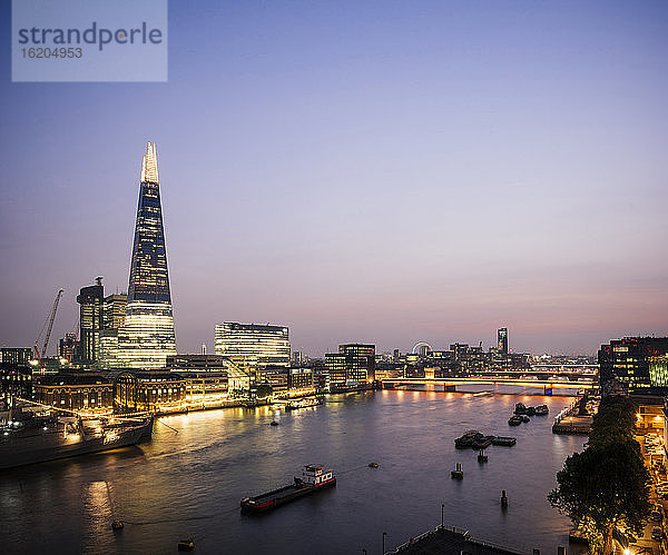 Hoher Blickwinkel auf die Themse und das Shard-Gebäude bei Nacht  London  UK