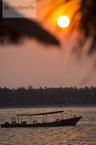 Fischerboot bei Sonnenuntergang  Gili Meno  Lombok  Indonesien