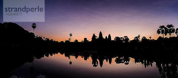 Panoramablick auf den Sonnenaufgang über Tempel und See  Angkor Wat  Kambodscha