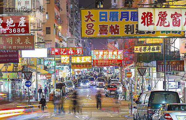 Marktstraße bei Nacht  Mong Kok  Hongkong