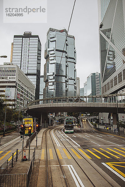 Blick aus der Straßenbahn auf die Straßenbahnschienen und das Lippo Centre  Innenstadt von Hongkong  China