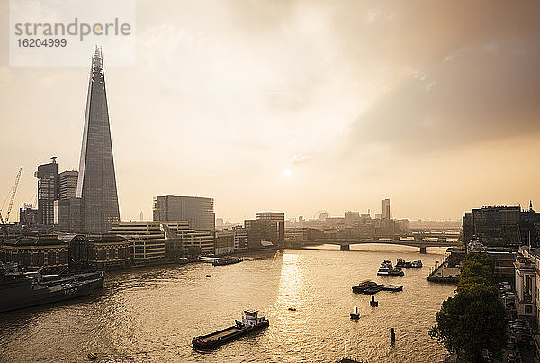 Hoher Blickwinkel auf die Themse und das Shard-Gebäude  London  UK