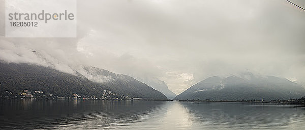 Blick aus dem Zug  auf dem Weg von Mailand nach Zürich