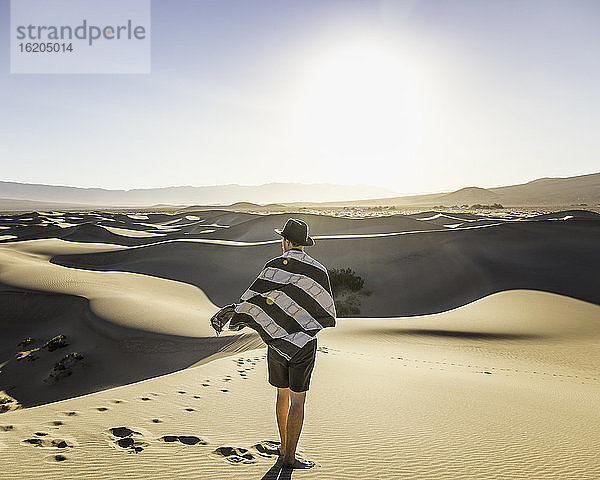 Mann mit Handtuch und Hut  Mesquite Flat Sand Dunes  Death Valley National Park  Furnace Creek  Kalifornien  USA