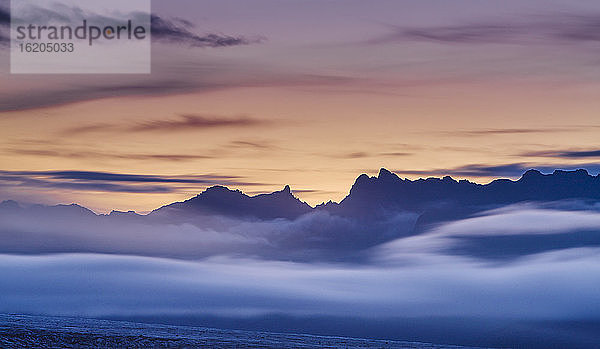 Silhouette der wolkenbedeckten Berge  Halbinsel Snaefellsnes  Island