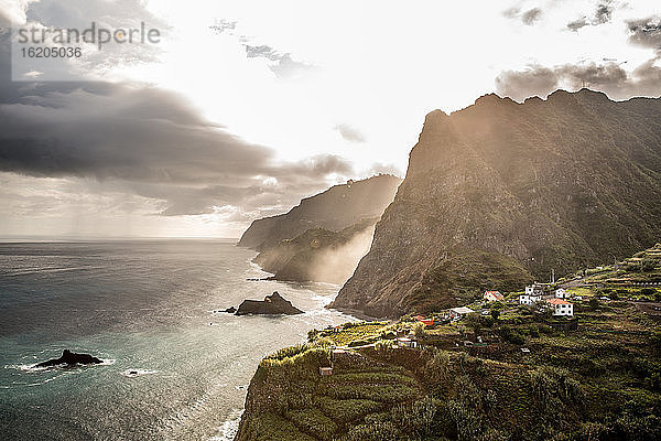Meer und Berglandschaft bei Sonnenaufgang  Madeira  Portugal