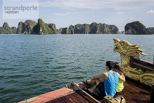 Ehepaar genießt die Aussicht auf einem Kreuzfahrtschiff  Ha Long Bay  Vietnam