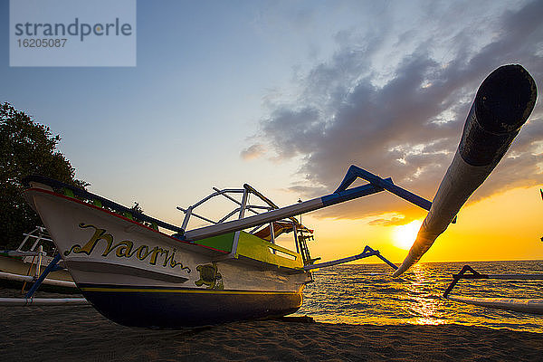 Fischerboot mit Silhouette bei Sonnenuntergang am Strand von Senggigi  Lombok  Indonesien