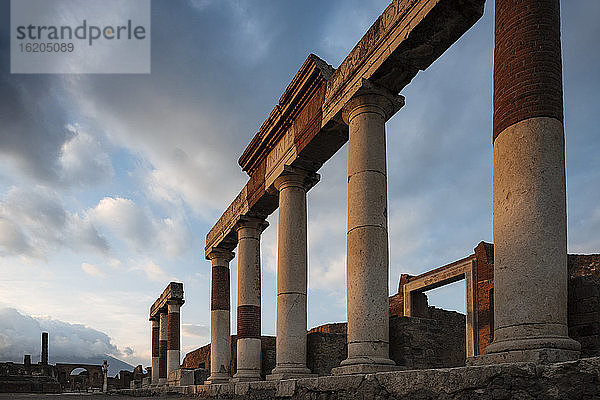 Überreste von Säulen in der Abenddämmerung  Pompeji  Kampanien  Italien