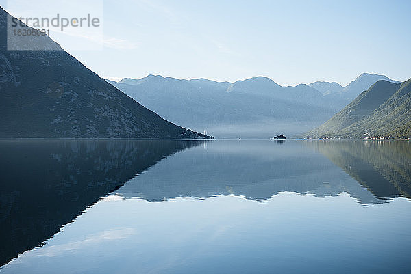 Landschaftsansicht der Berge jenseits der Bucht von Kotor  Perast  Montenegro