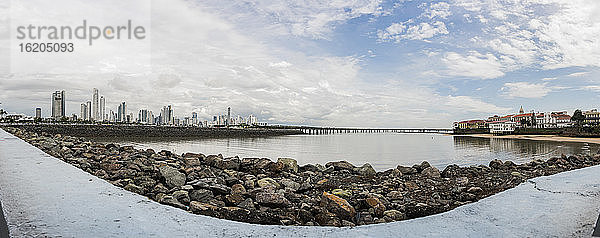 Entfernter Panoramablick auf die Skyline von Panama-Stadt vom Wasser aus  Panama