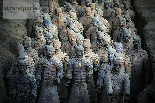 Vorderansicht der Terrakotta-Armee  Xian  China  aus hohem Winkel
