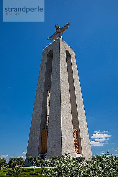 Niedriger Blickwinkel auf die Statue des Heiligtums von Christus dem König  Lissabon  Portugal