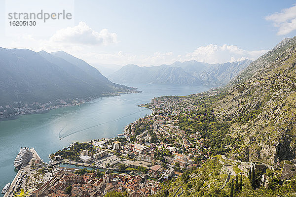 Blick auf die Berge und die Bucht von Kotor von der Stadtmauer von Kotor  Montenegro