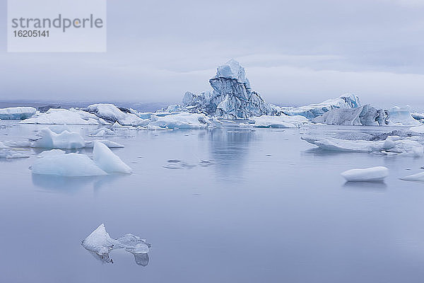Eisberge schwimmen auf einer Lagune eines Gletscherflusses  Jokulsarlon  Island