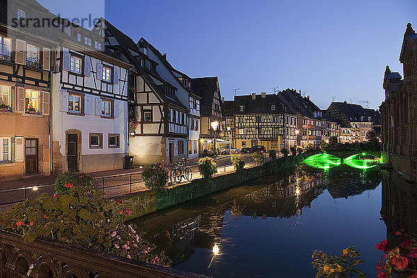 Mittelalterliche Häuser entlang des Kanals bei Nacht  Colmar  Elsass  Frankreich. Elsässische Weinstraße