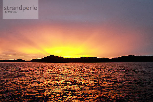 Sonnenuntergang über dem Äquator auf den Raja Ampat-Inseln in West Papua im Halmahera-Meer  Indonesien