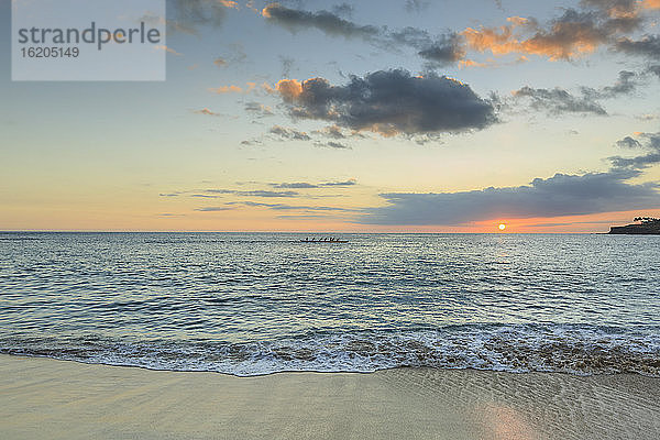 Einheimische im Auslegerkanu  Hulopoe Beach Park  Insel Lanai  Hawaii  USA