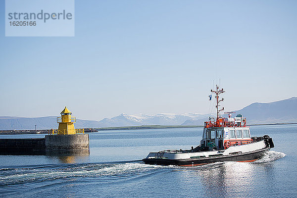 Fischerboot verlässt den Hafen  Reykjavik  Island