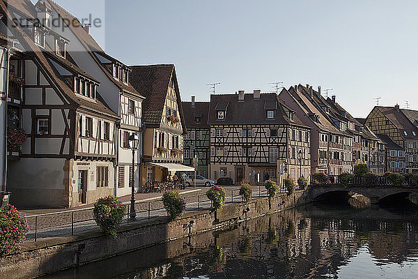 Mittelalterliche Häuser entlang des Kanals  Colmar  Elsass  Frankreich. Elsässische Weinstraße