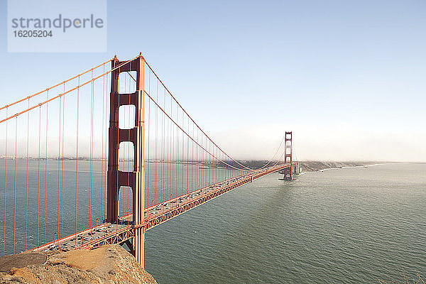 Blick auf den Verkehr auf der Golden Gate Bridge  San Francisco  Kalifornien  USA