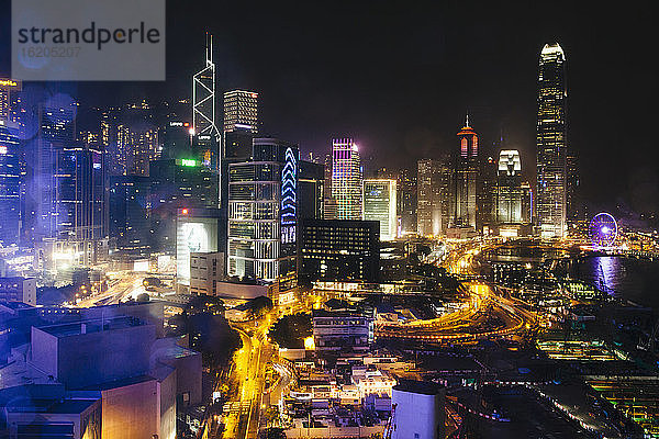 Hohe Winkel Stadtbild mit Autobahn und Wolkenkratzer in der Nacht  Downtown Hong Kong  China