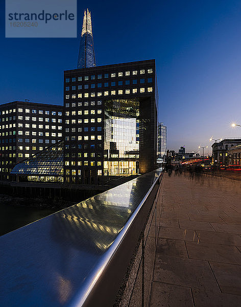 Blick auf die Shard & One London Bridge von der London Bridge bei Nacht  London  UK