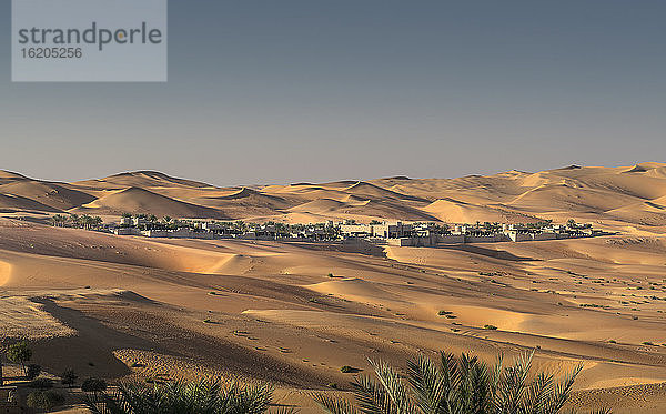 Fernblick auf das Wüstenresort Qsar Al Sarab inmitten von Sanddünen  Wüste Empty Quarter  Abu Dhabi  Vereinigte Arabische Emirate