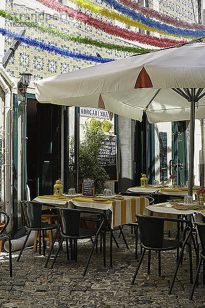 Außenbestuhlung eines Restaurants  Lissabon  Portugal