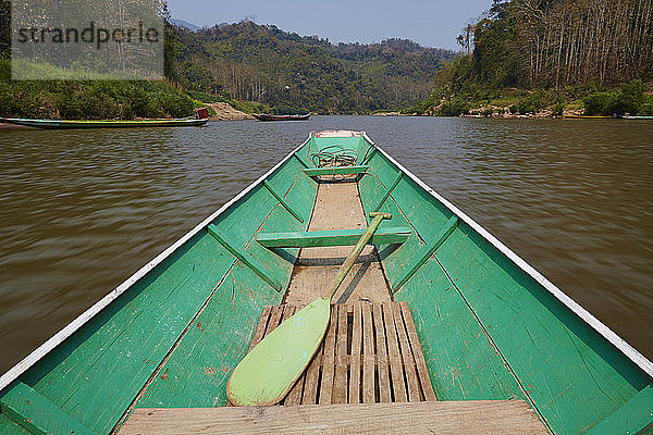 Grünes Ruderboot auf dem Fluss  Luang Prabang  Las