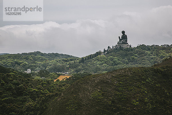 Erhöhte Ansicht des Tian Tan Buddha  Lantau Island  Hongkong  China