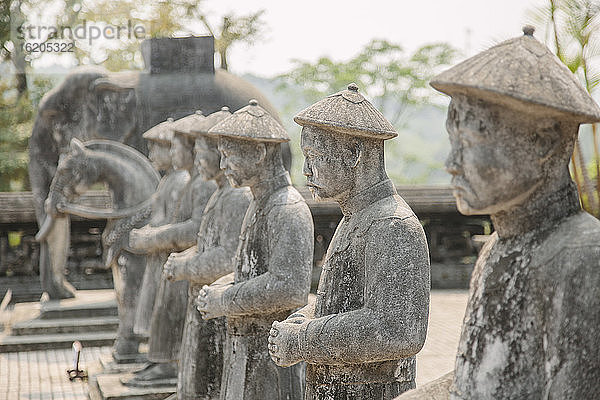 Nahaufnahme einer Reihe von Statuen am Minh-Mang-Grab  Hue  Vietnam