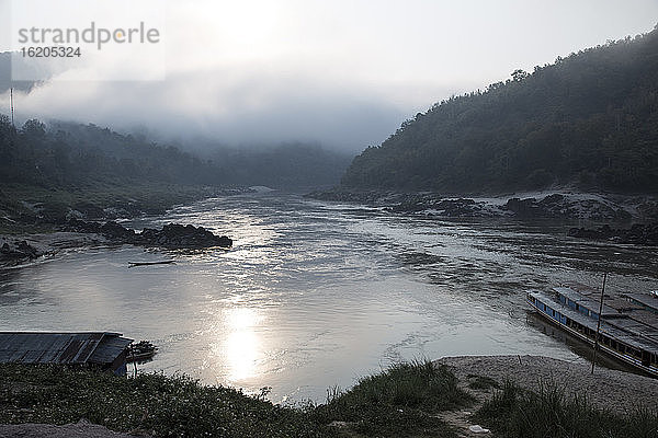 Fluss mit Nebel  Thailand