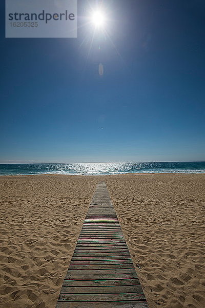 Abnehmende Perspektive der Holzpromenade am Strand  Comporta  Setubal  Portugal